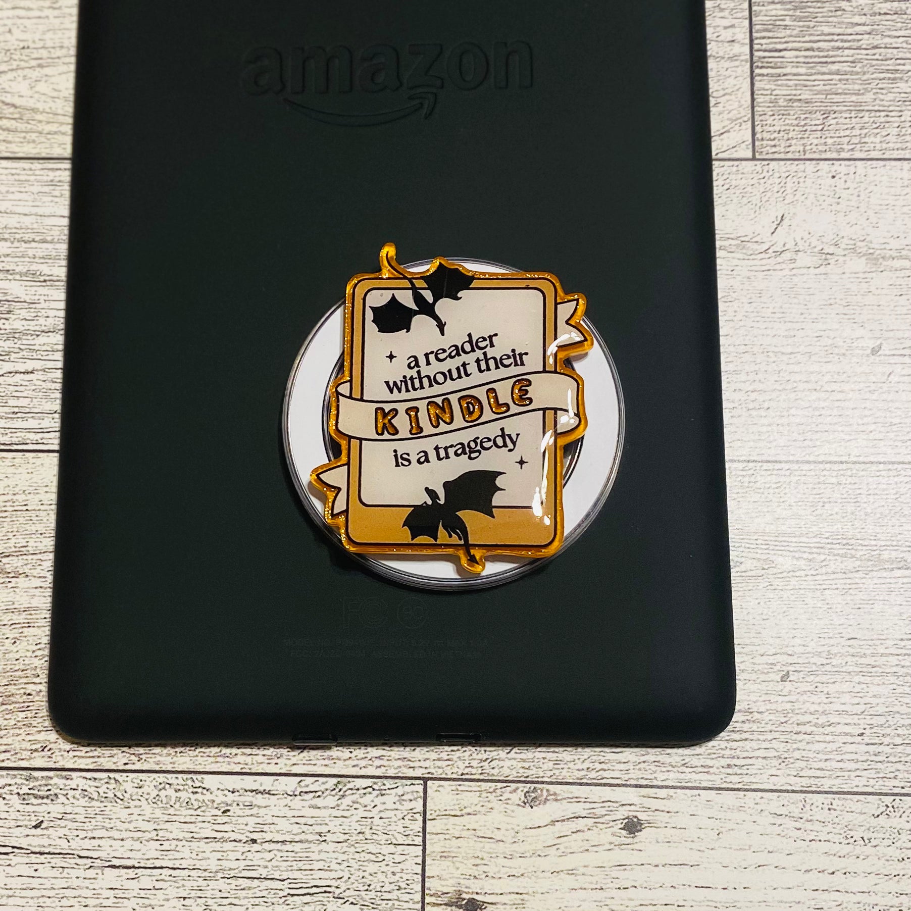 Magnetic e-reader phone grip with decorative design
