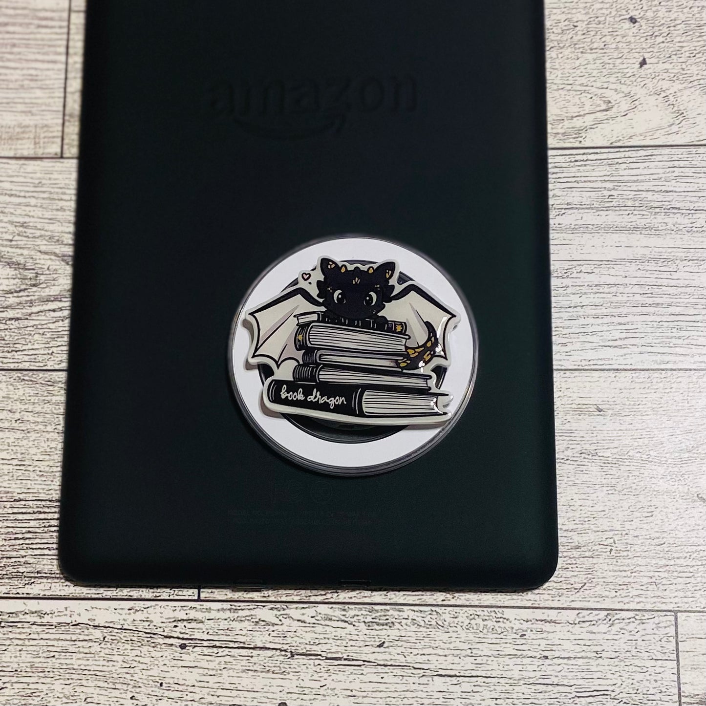 Magnetic e-reader phone grip with cat design