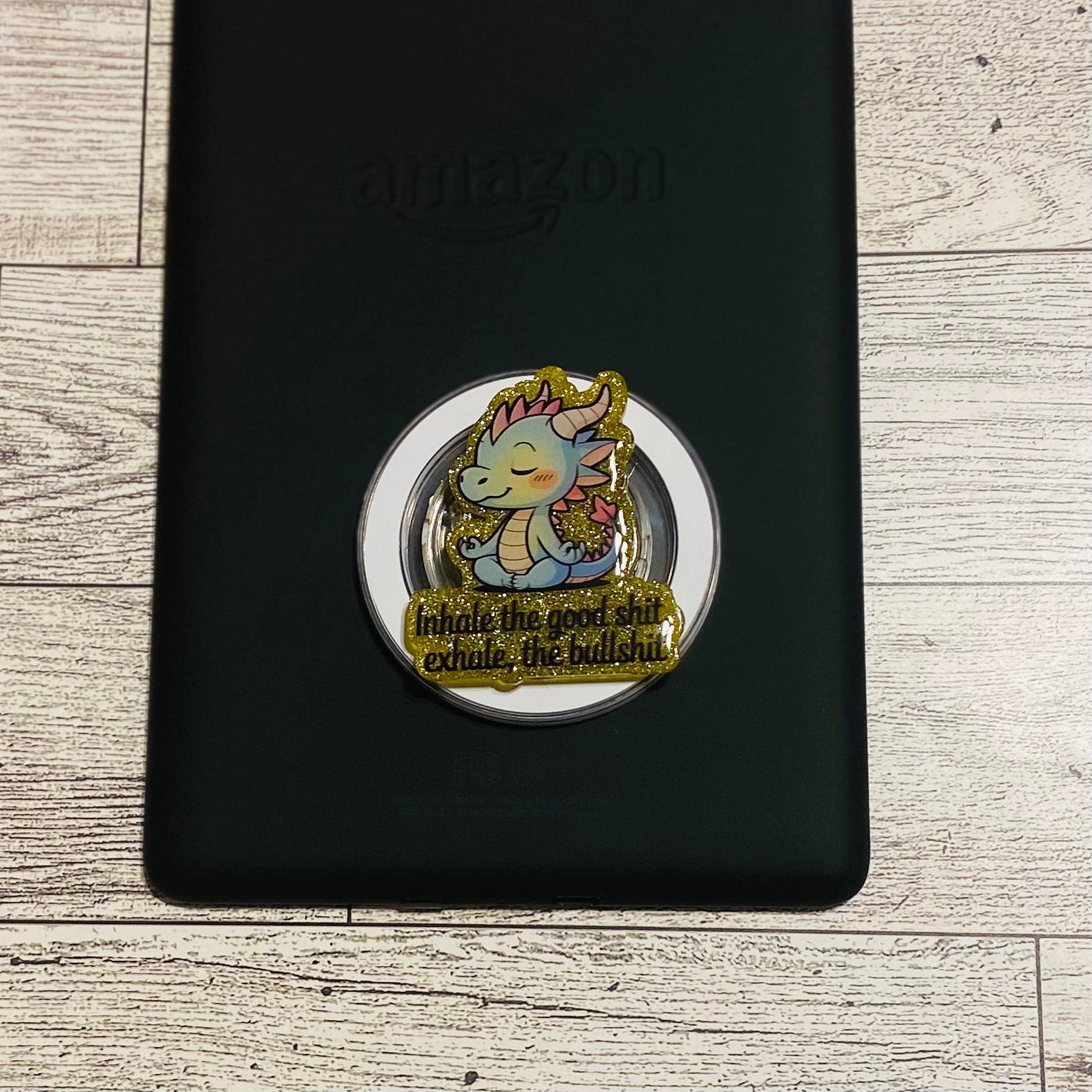 Magnetic e-reader phone grip with dragon design 