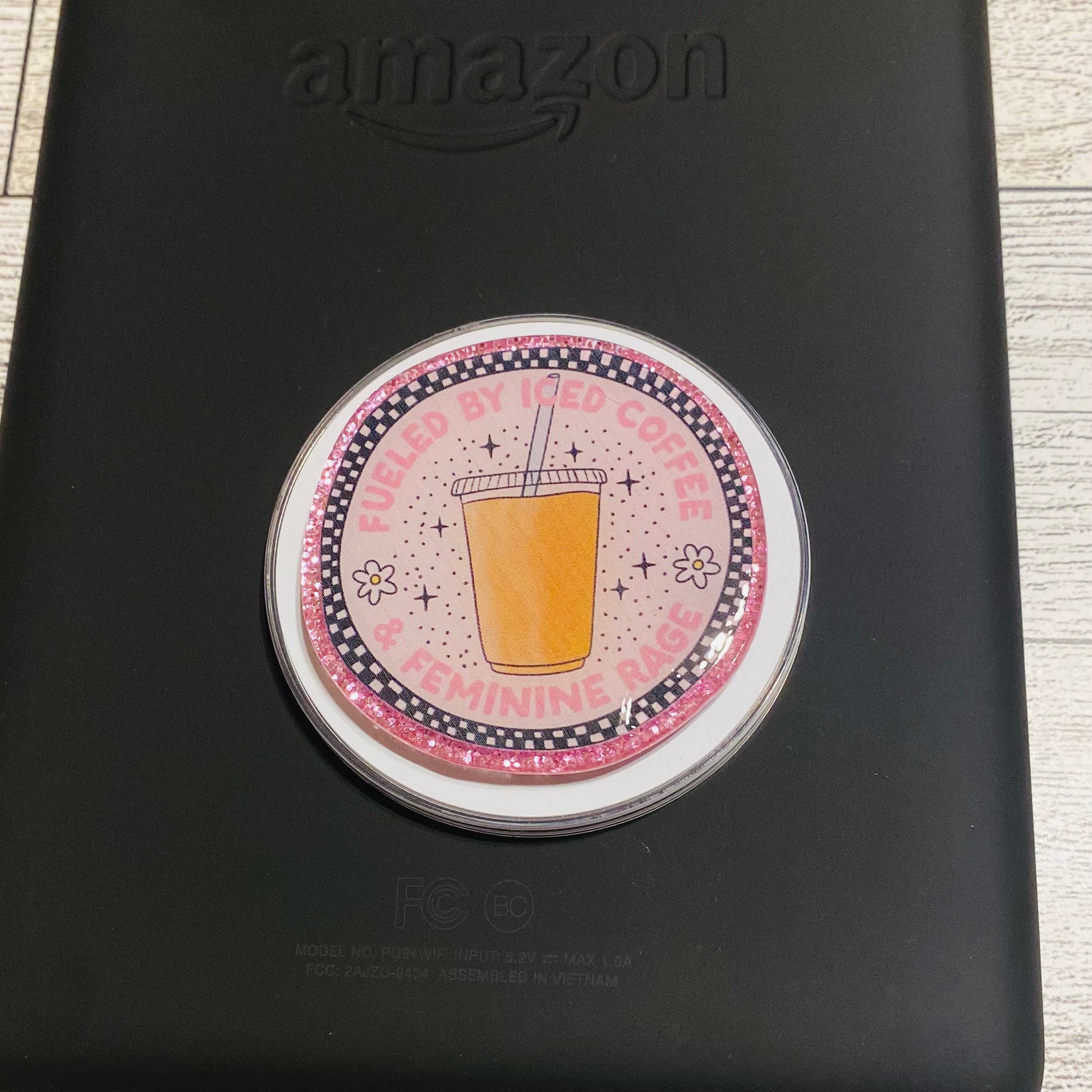 Magnetic e-reader phone grip 