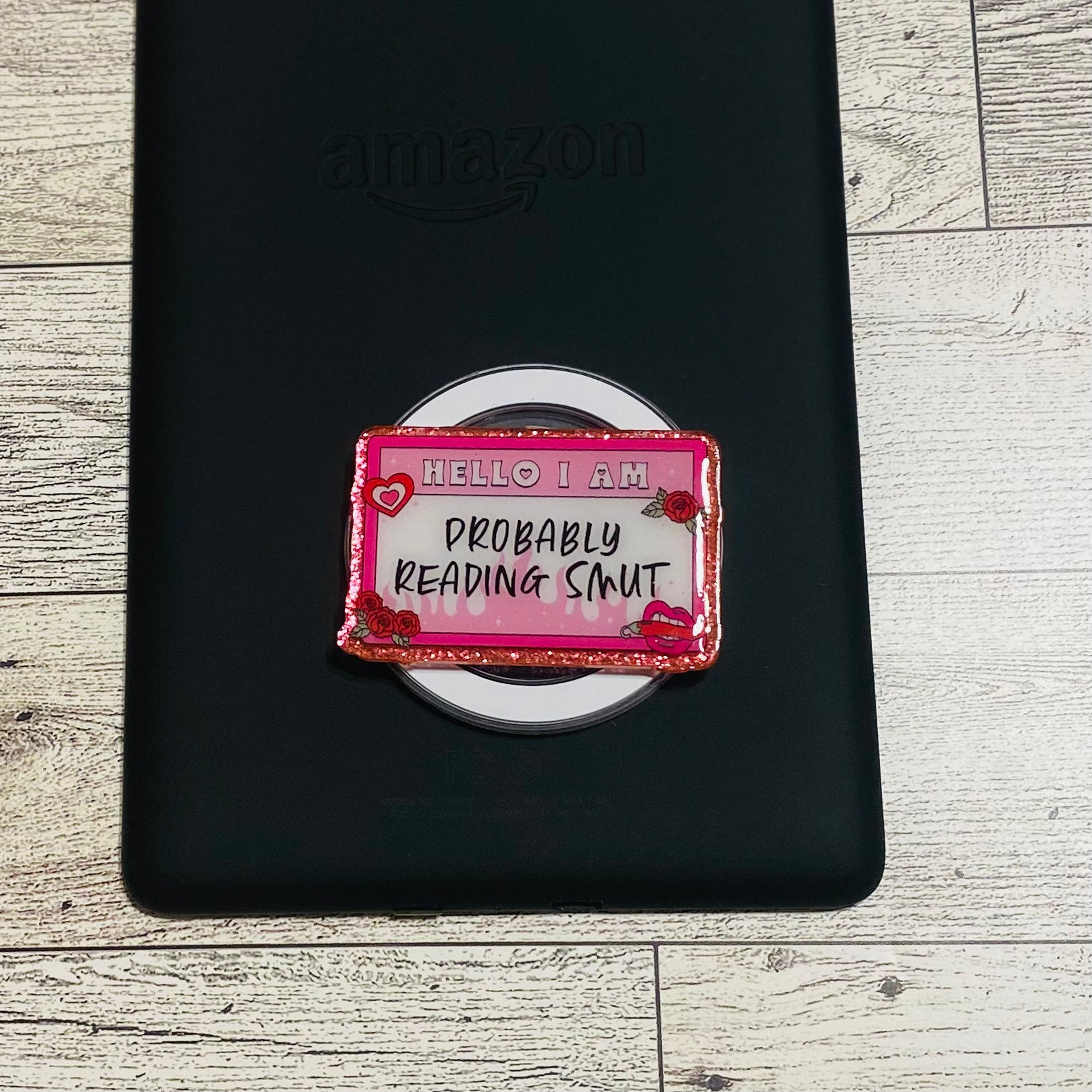 Magnetic e-reader phone grip with text