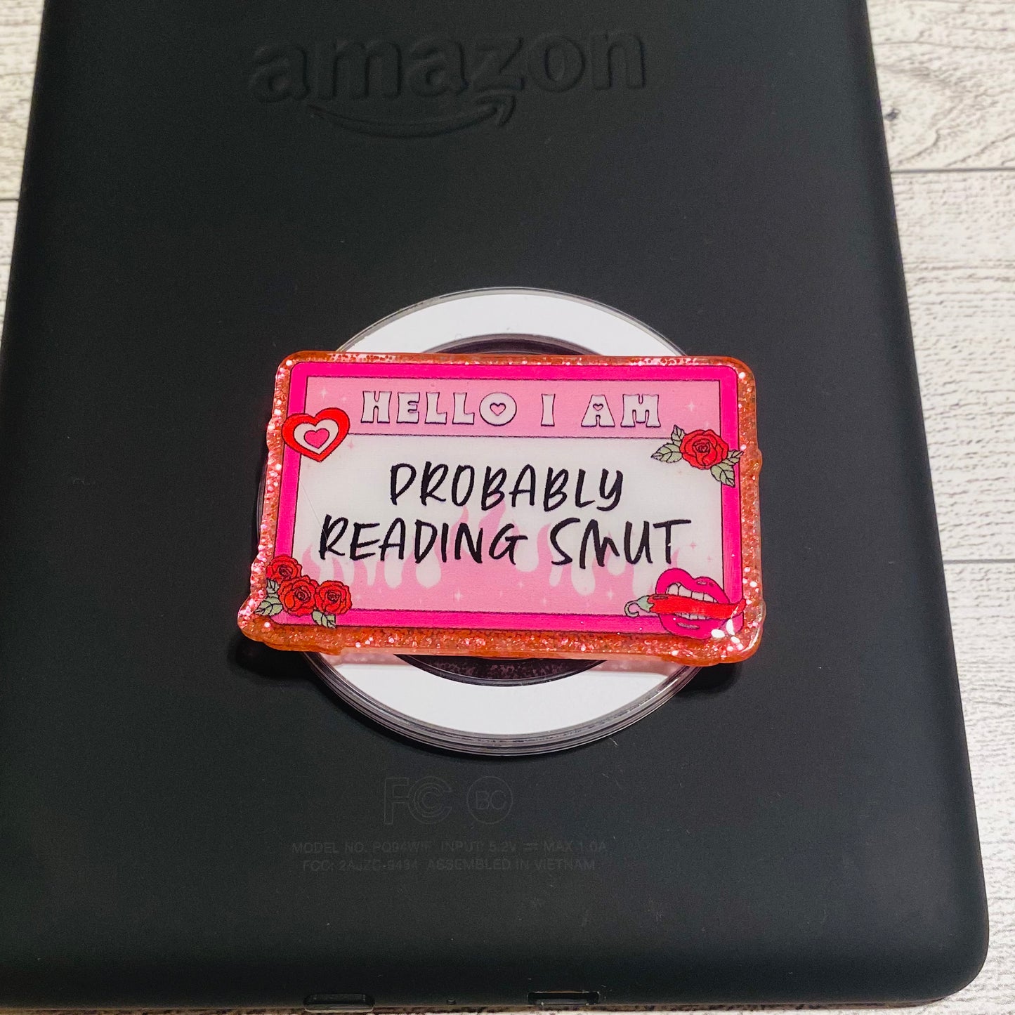 Magnetic e-reader phone grip with text
