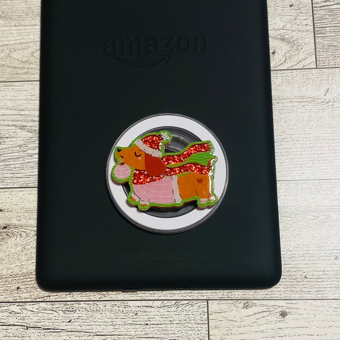 Magnetic e-reader phone grip with dog design