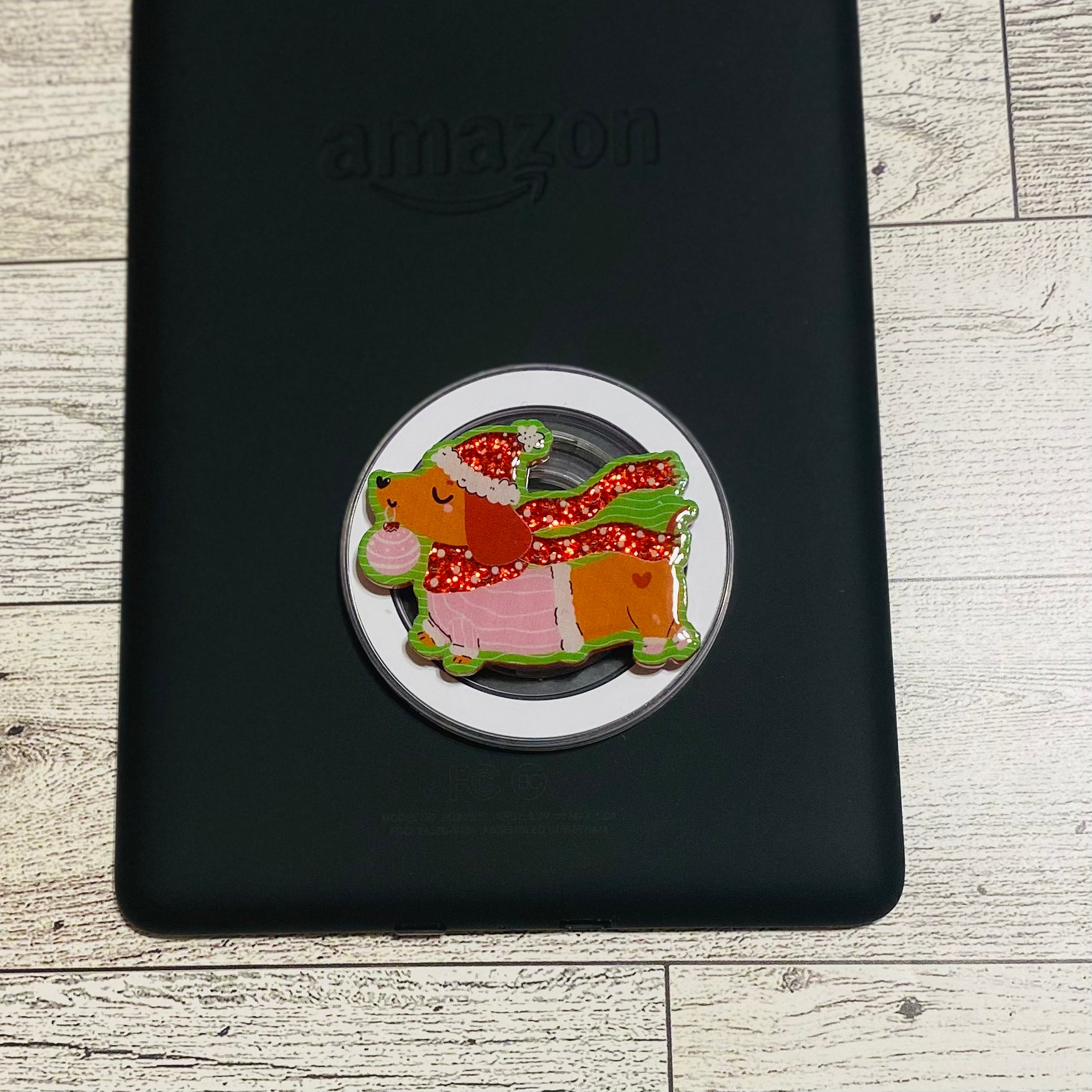Magnetic e-reader phone grip with dog design