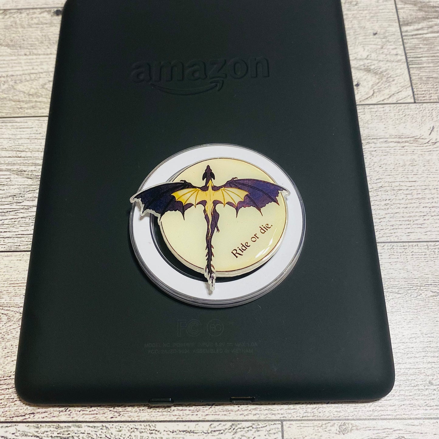Magnetic e-reader phone grip with dragon design 