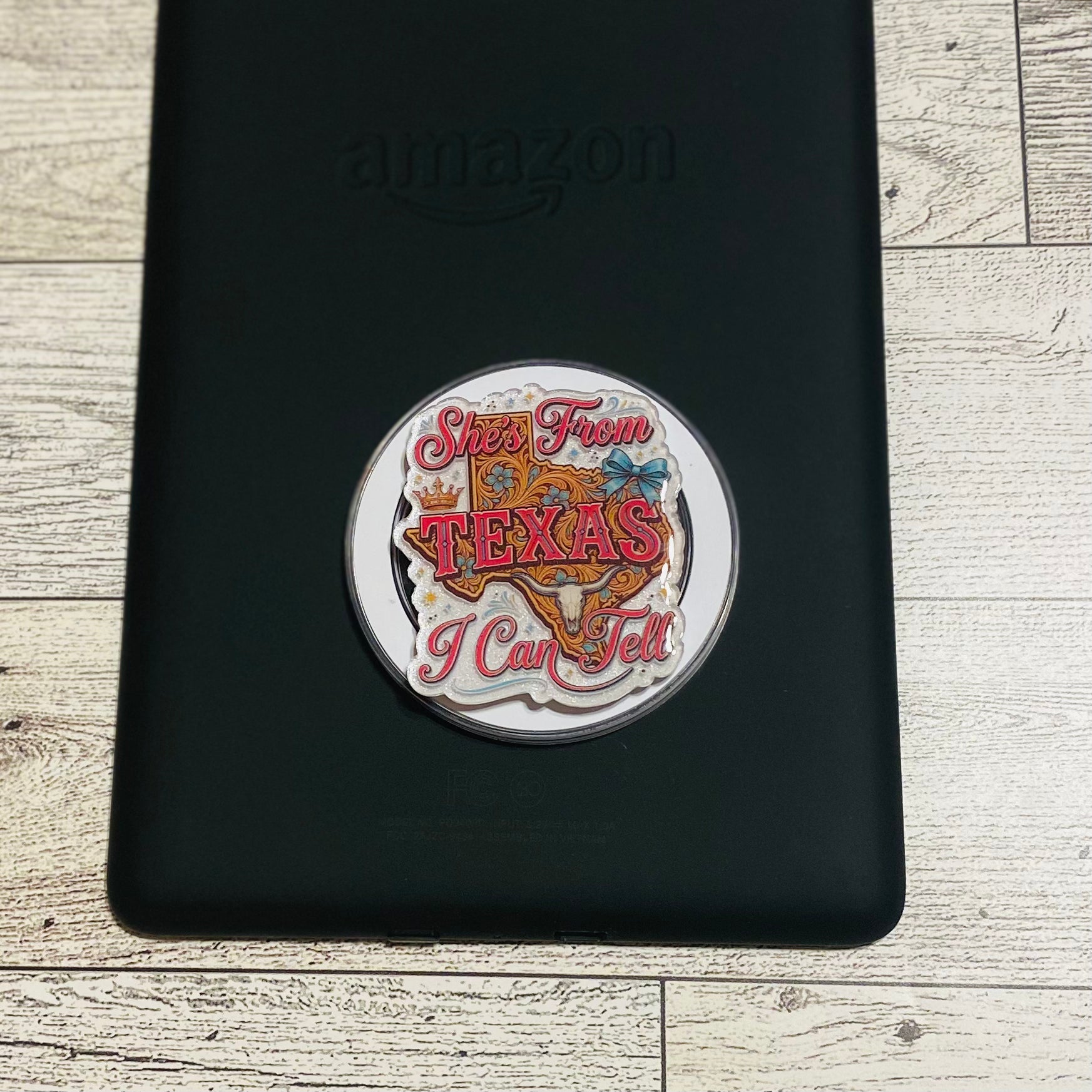 Magnetic e-reader phone grip with 'She's from Texas I can tell' design