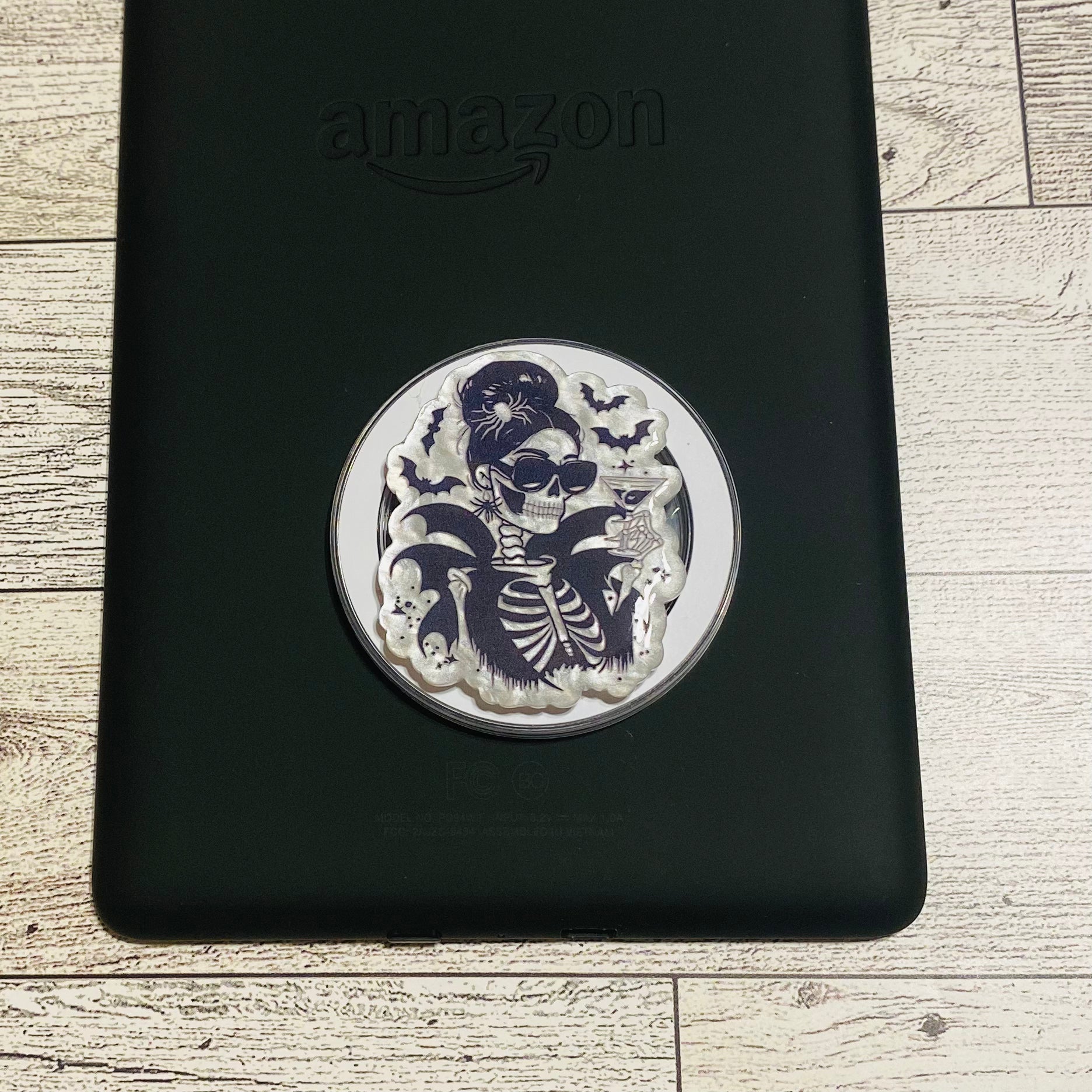 Magnetic e-reader phone grip with skeleton design