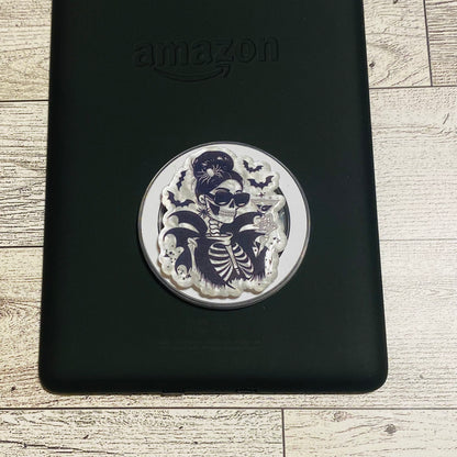 Magnetic e-reader phone grip with skeleton design