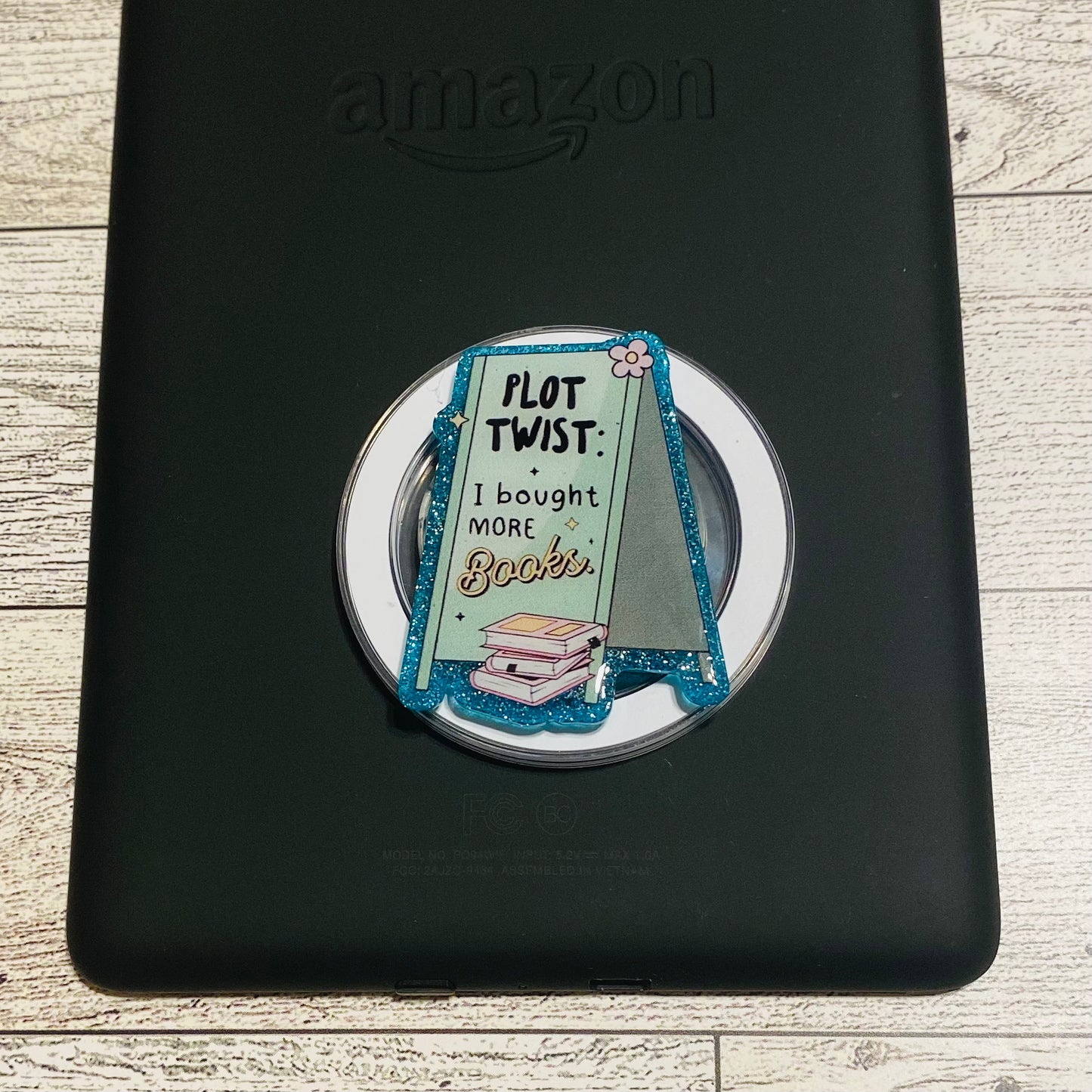 Magnetic e-reader phone grip 