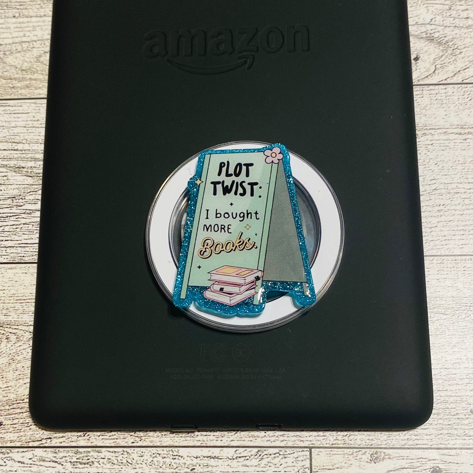 Magnetic e-reader phone grip 