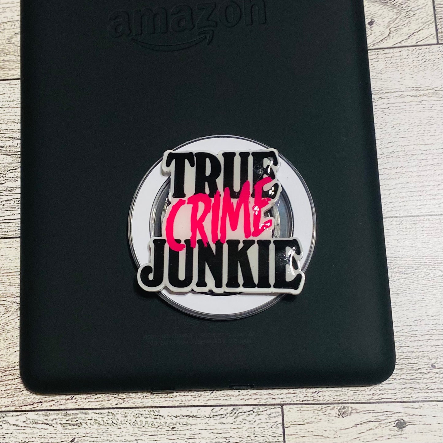 Magnetic e-reader phone grip with 'True Crime Junkie' 