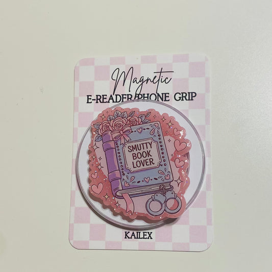 Magnetic e-reader phone grip with decorative design on a checkered card