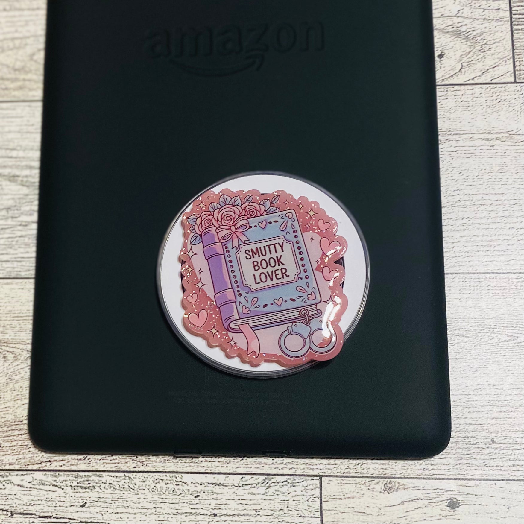 Magnetic e-reader phone grip with decorative design