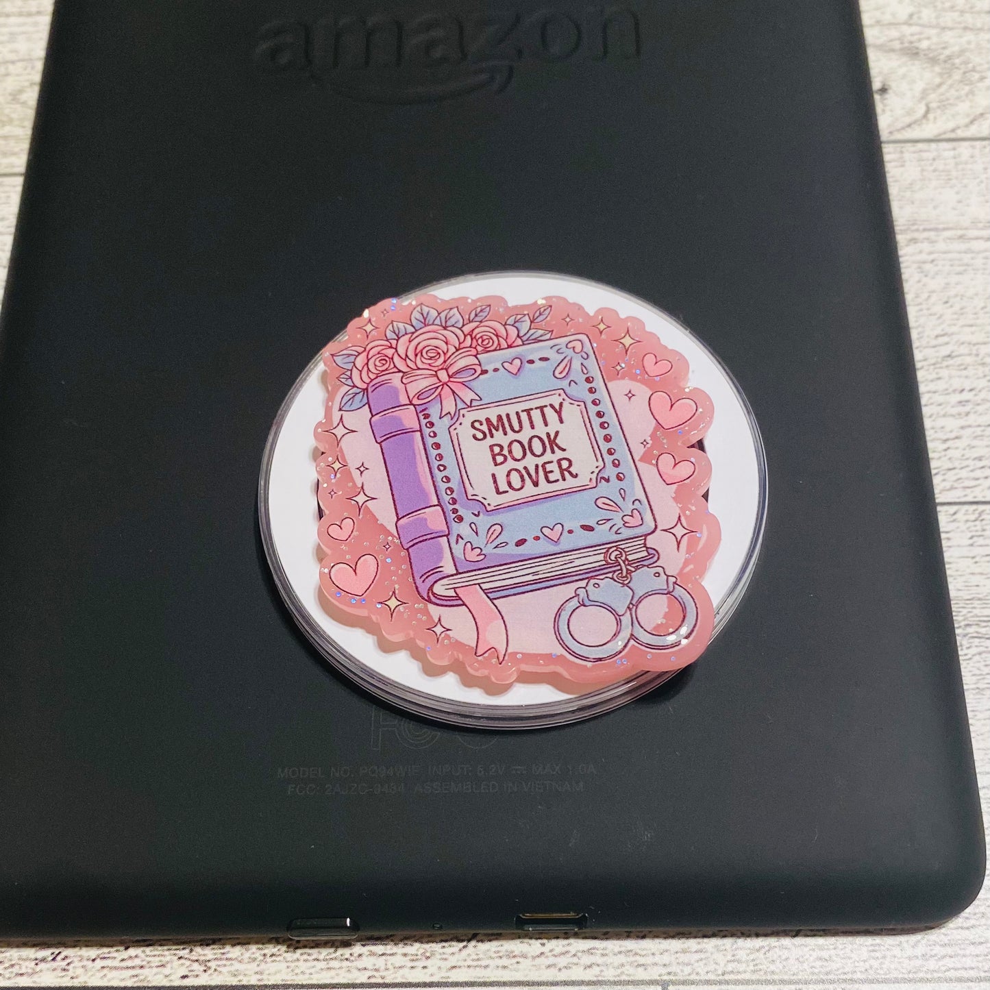 Magnetic e-reader phone grip with decorative design
