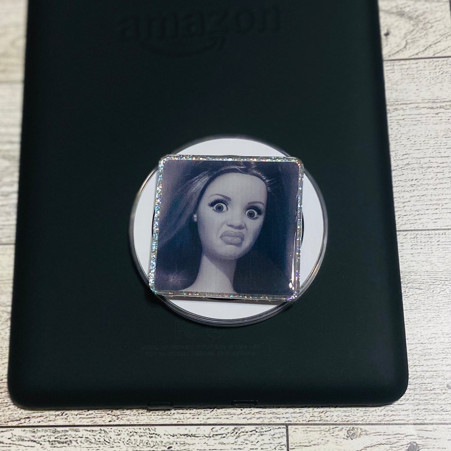 Magnetic e-reader phone grip with a face design 