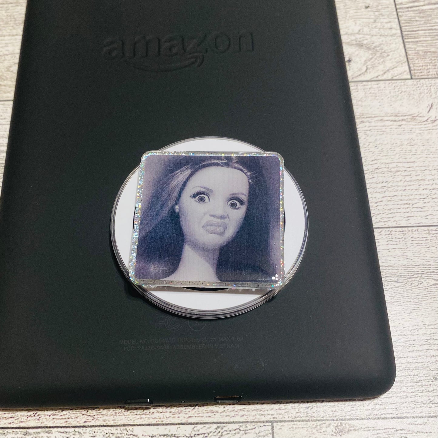 Magnetic e-reader phone grip with a face design 