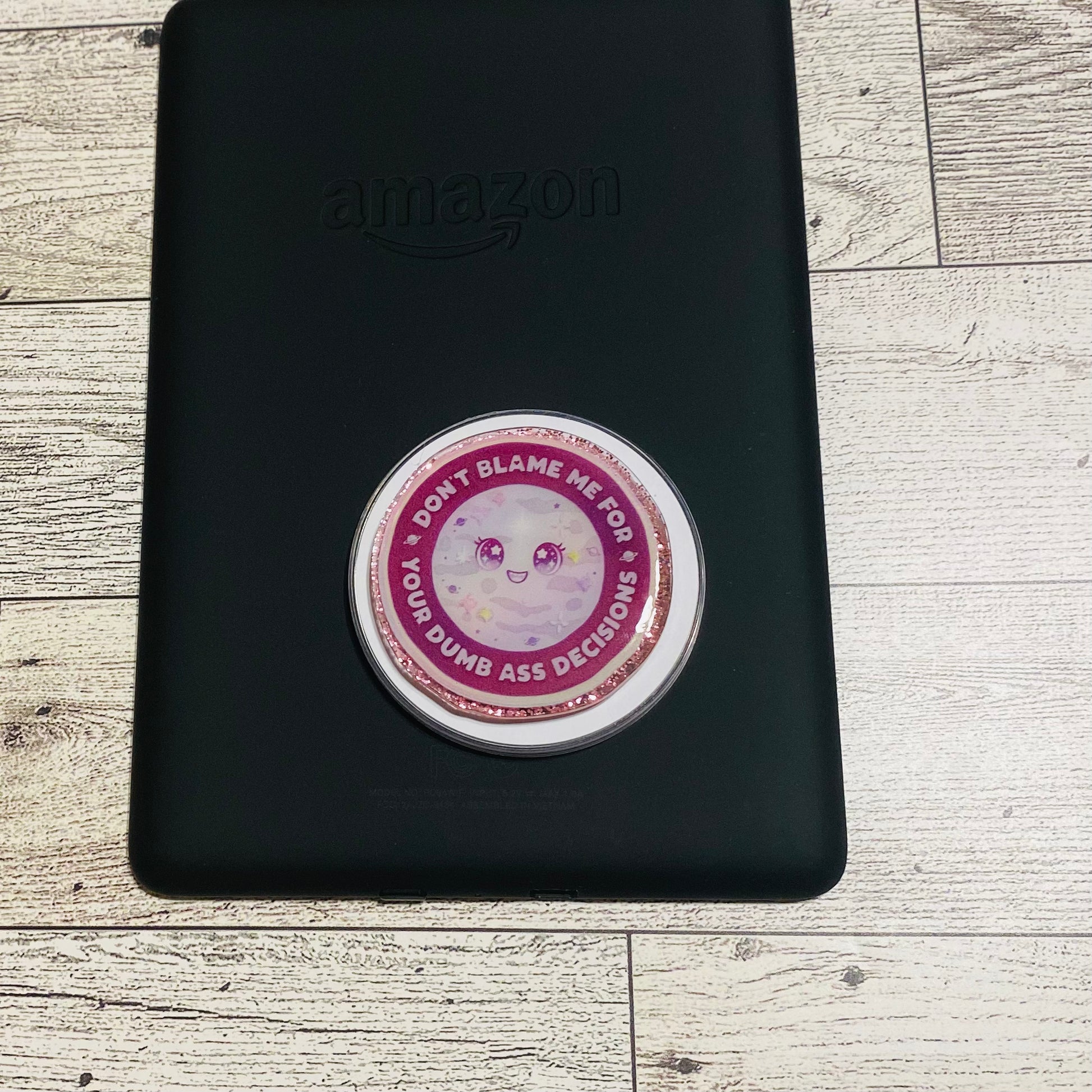 Magnetic e-reader phone grip 