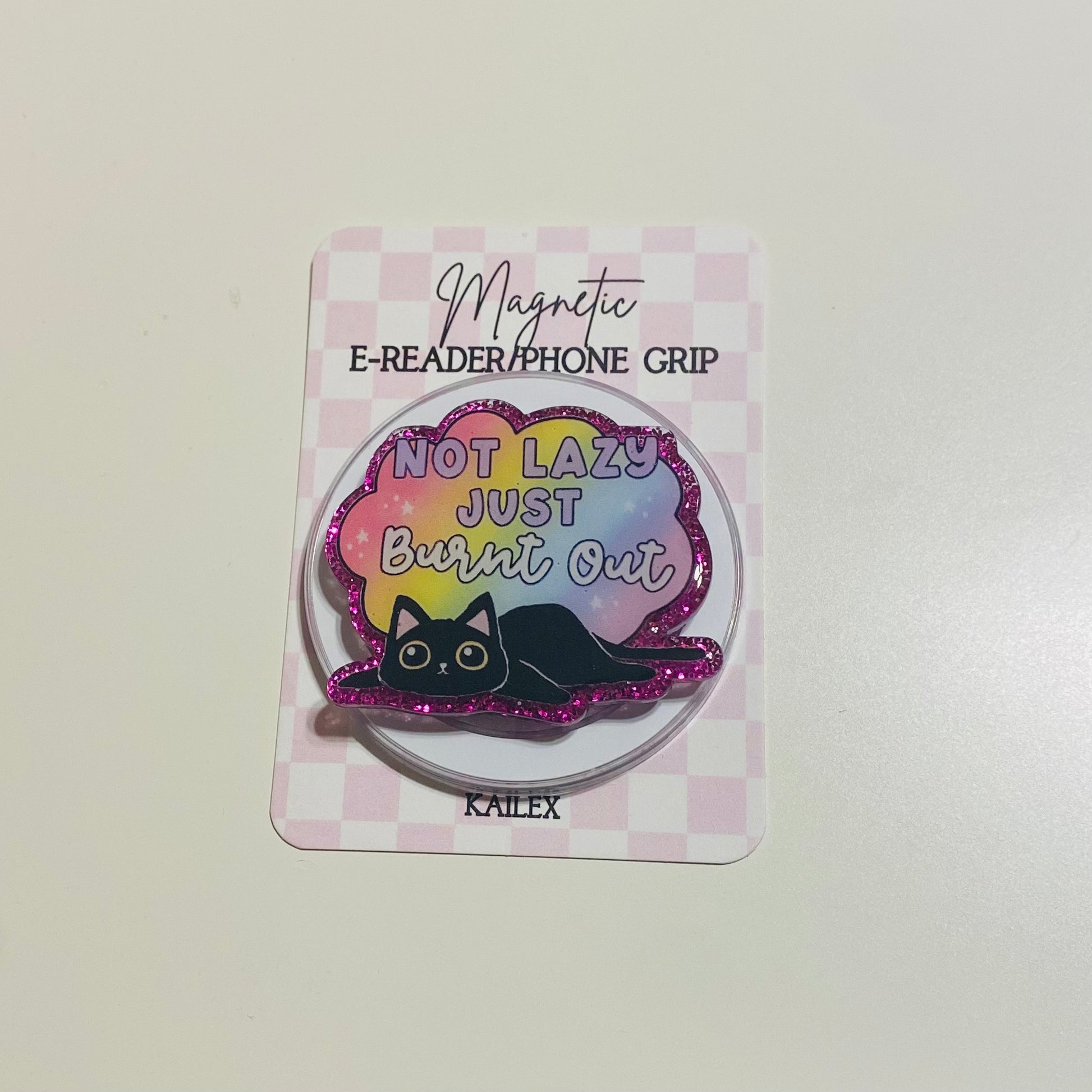 Magnetic e-reader phone grip with a cat design on a checkered card