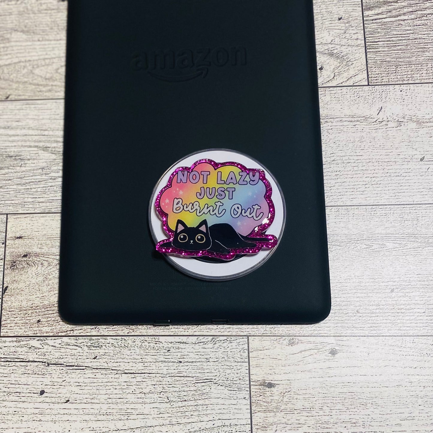 Magnetic e-reader phone grip with a cat design 