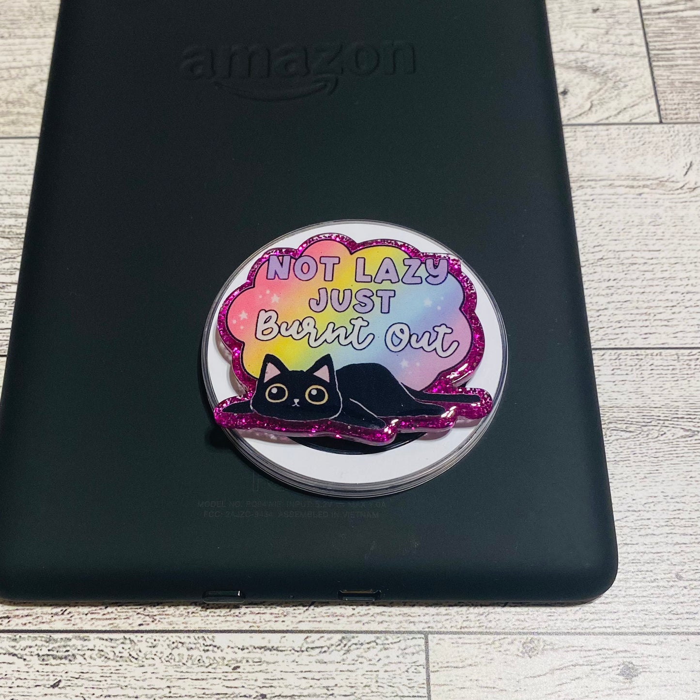 Magnetic e-reader phone grip with a cat design 