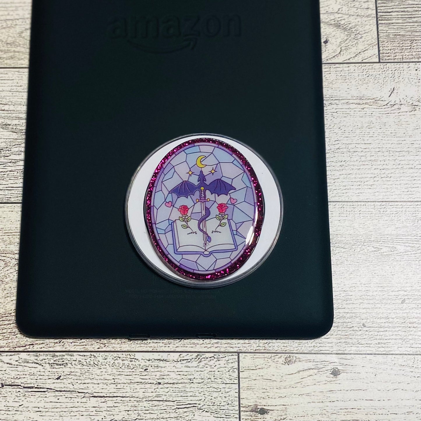 Magnetic e-reader phone grip
