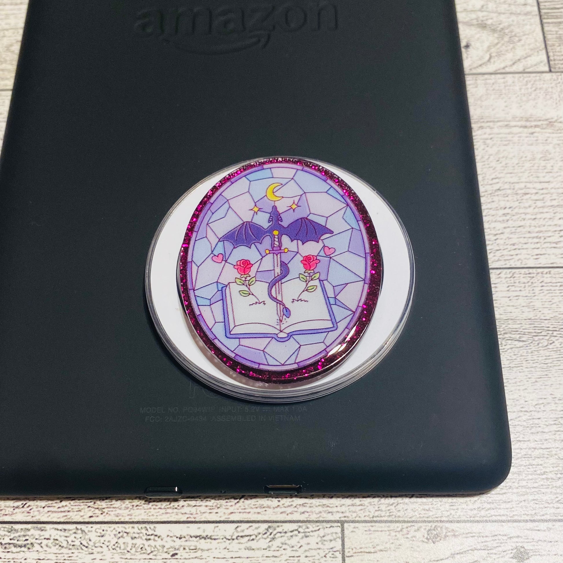 Magnetic e-reader phone grip