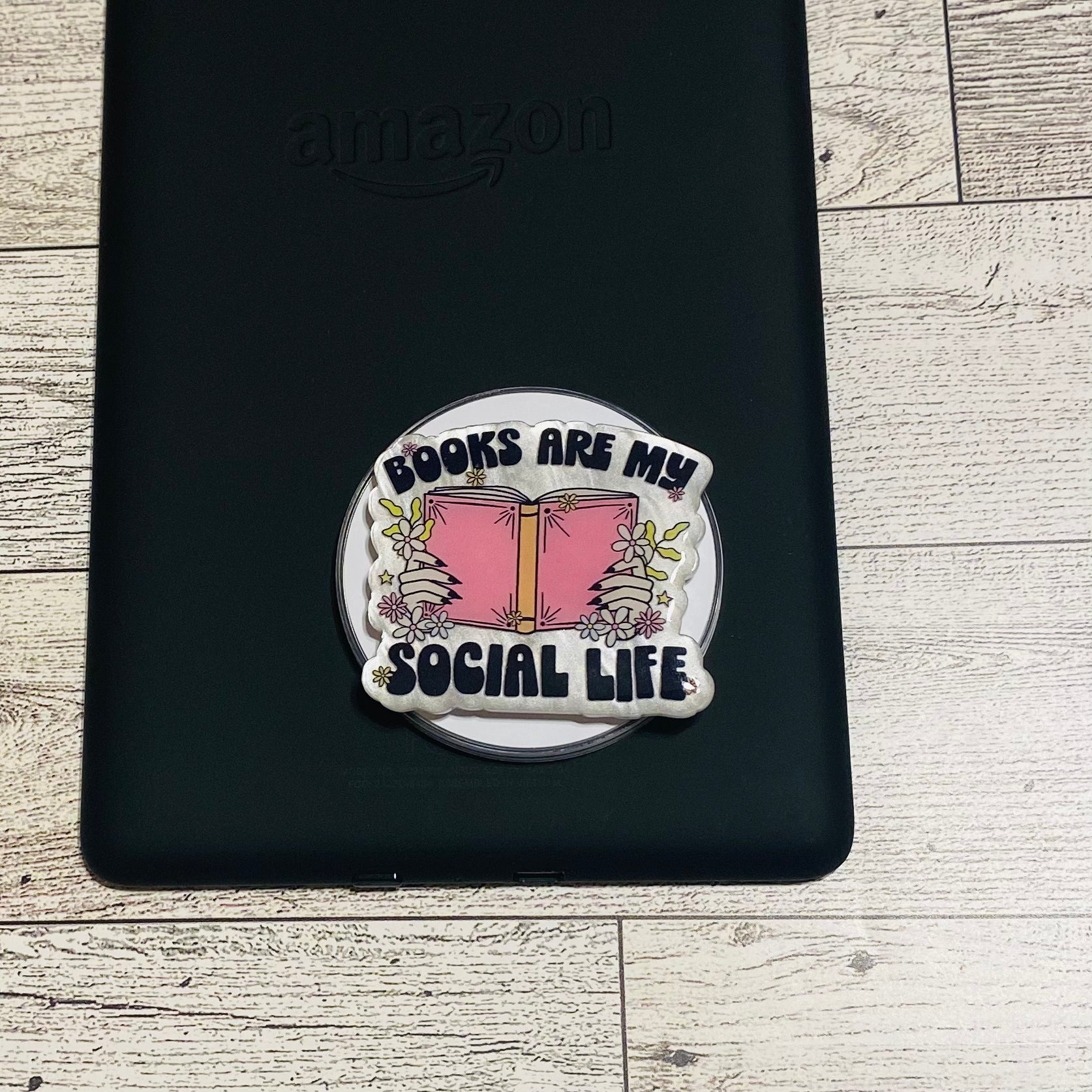 Magnetic e-reader phone grip with 'Books are my social life' design