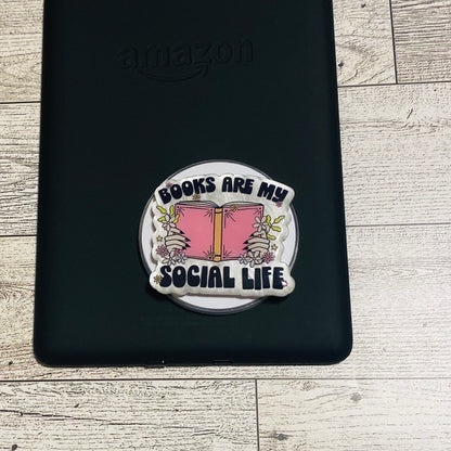 Magnetic e-reader phone grip with 'Books are my social life' design