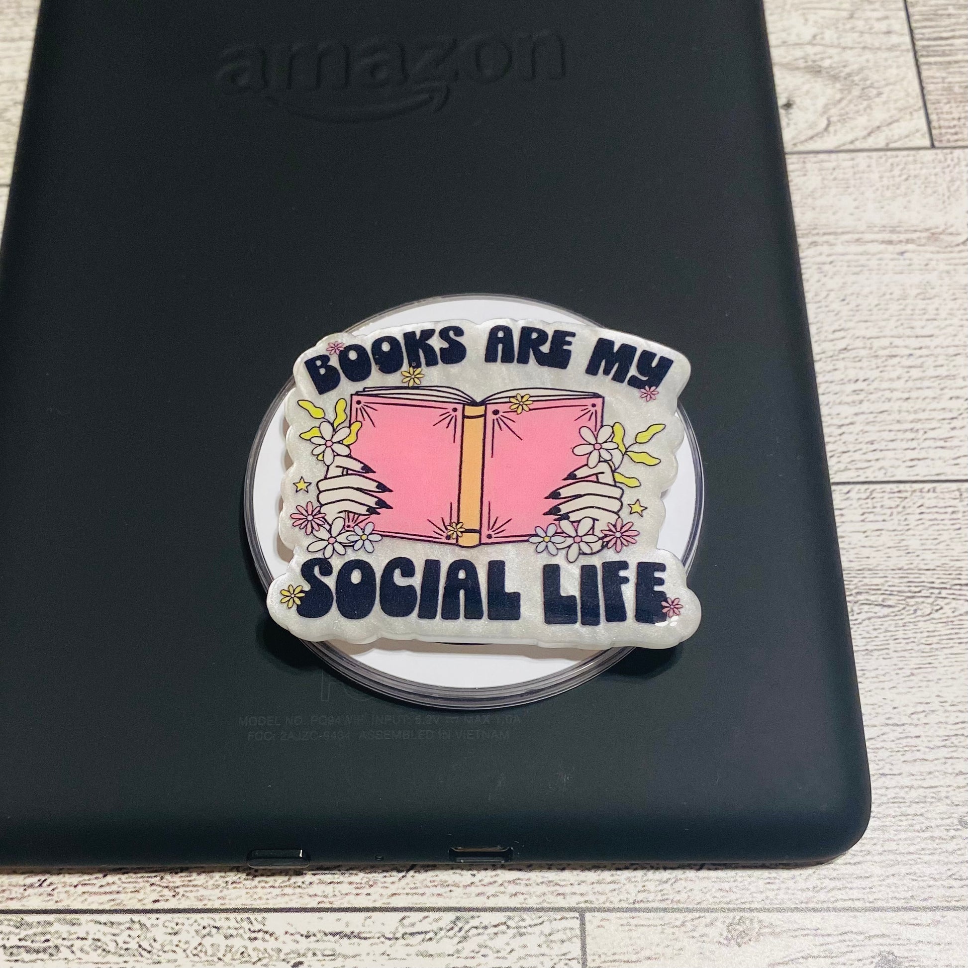 Magnetic e-reader phone grip with 'Books are my social life' design