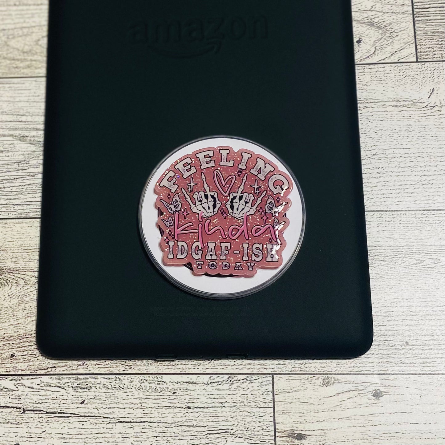 Magnetic e-reader phone grip with text