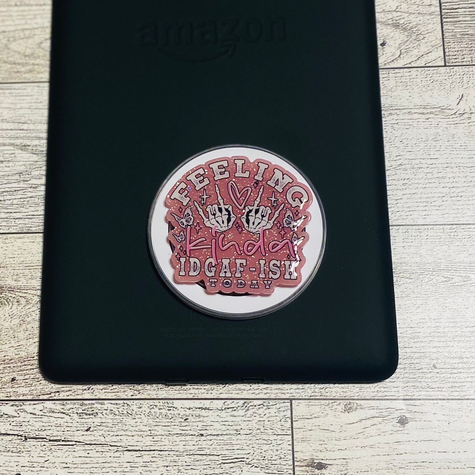 Magnetic e-reader phone grip with text