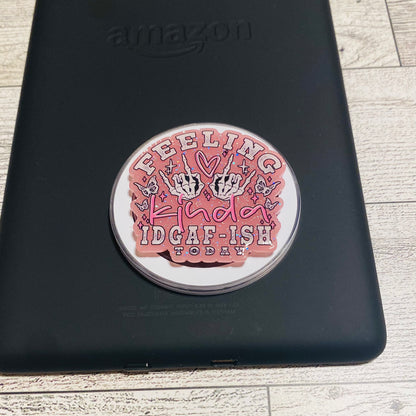 Magnetic e-reader phone grip with text