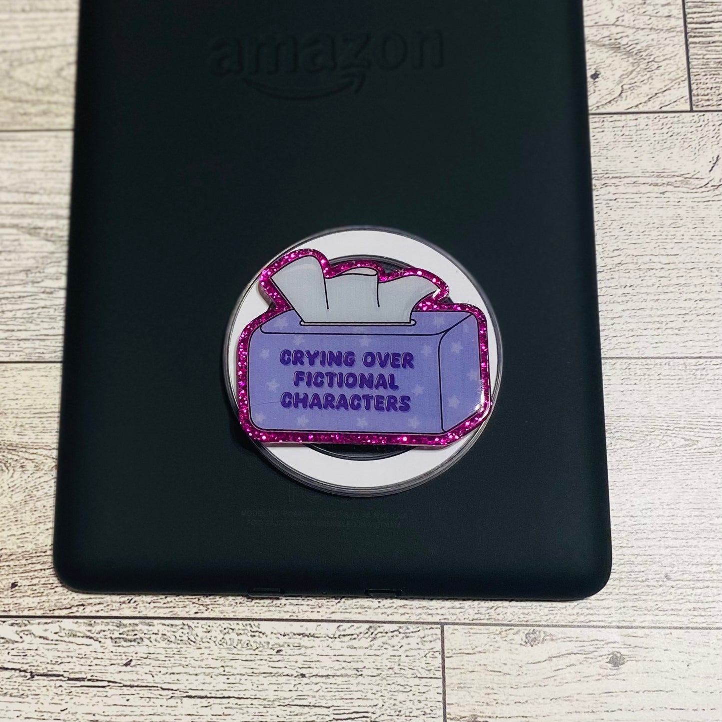 Magnetic e-reader phone grip with purple design 