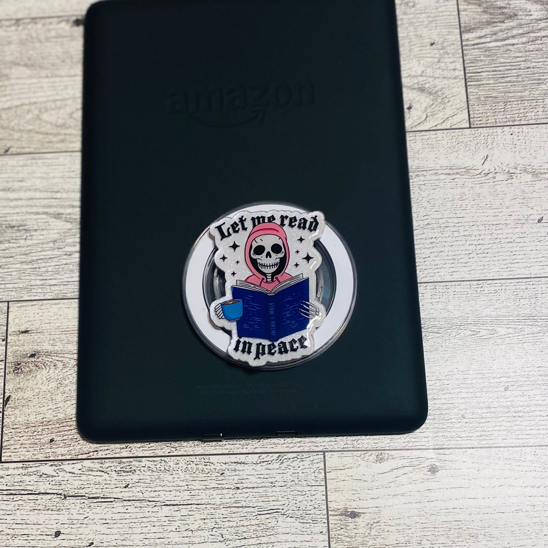 Magnetic e-reader phone grip with skeleton design