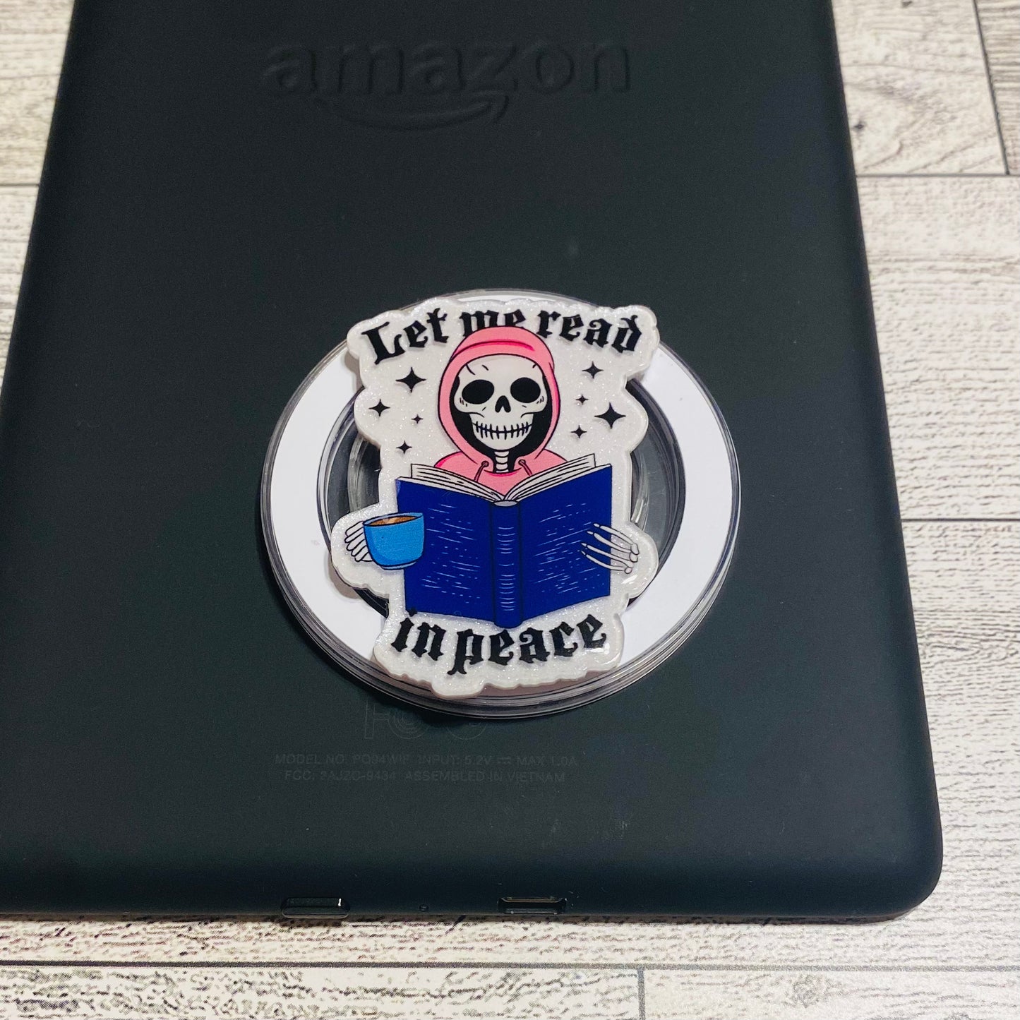 Magnetic e-reader phone grip with skeleton design
