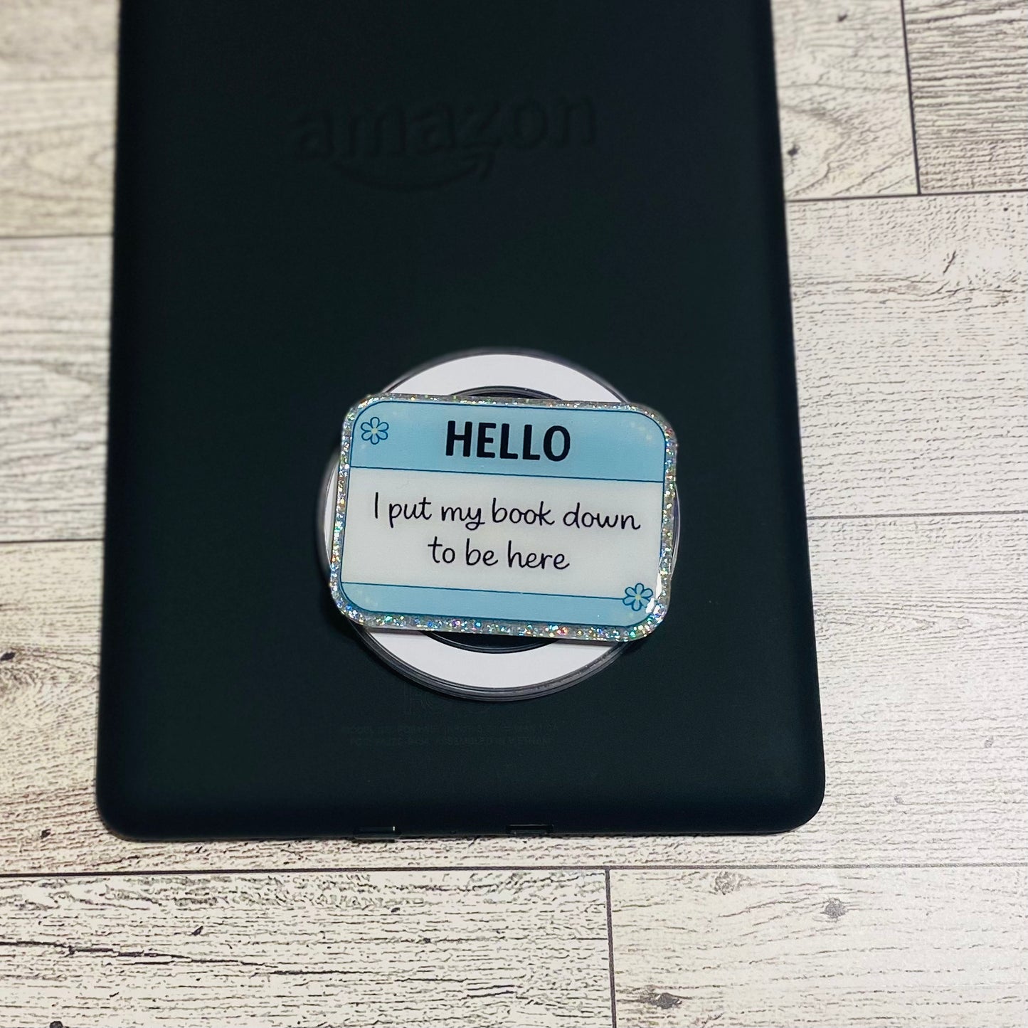 Magnetic e-reader phone grip with 'HELLO' text