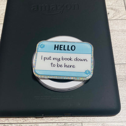 Magnetic e-reader phone grip with 'HELLO' text