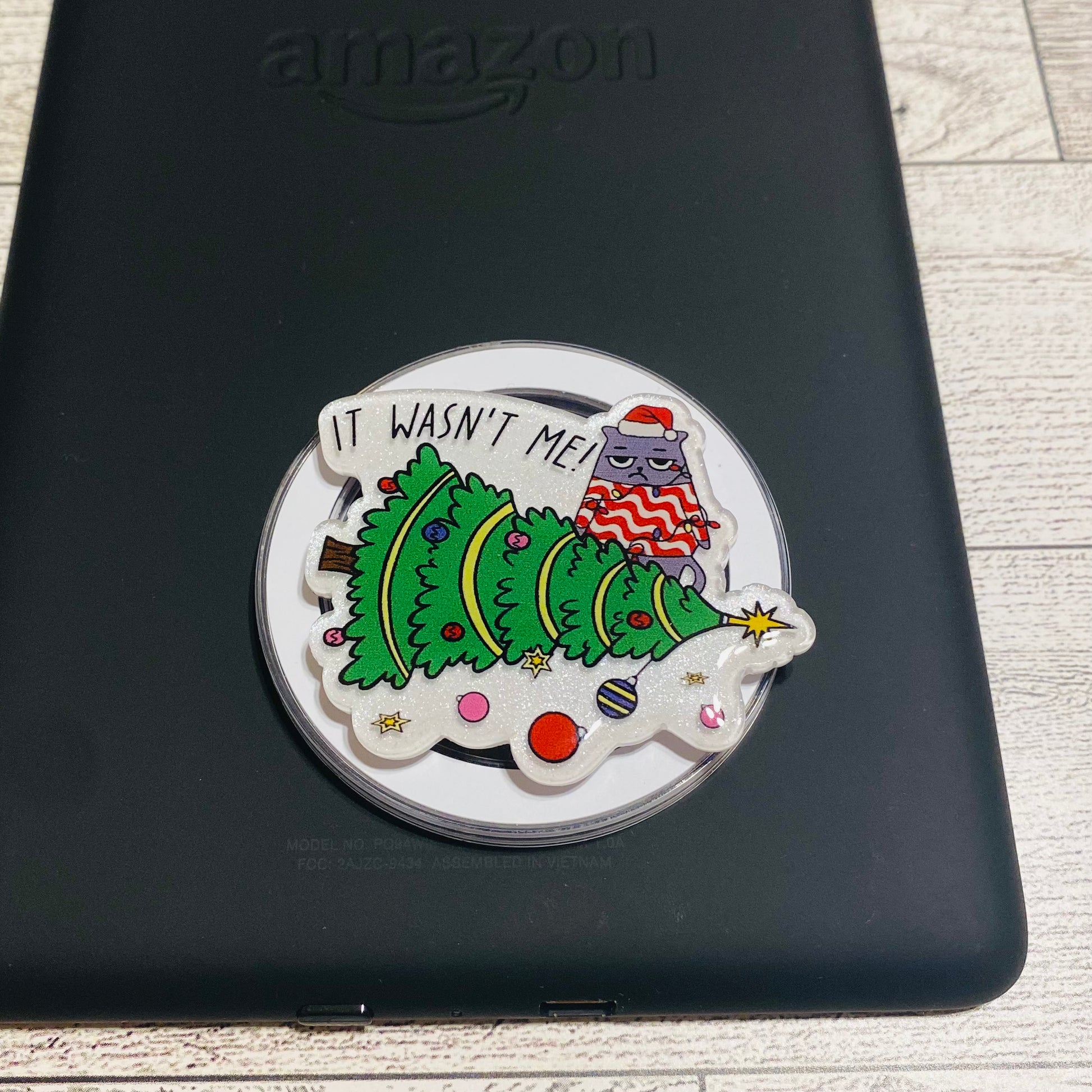 Magnetic e-reader phone grip with Christmas tree design on a checkered card