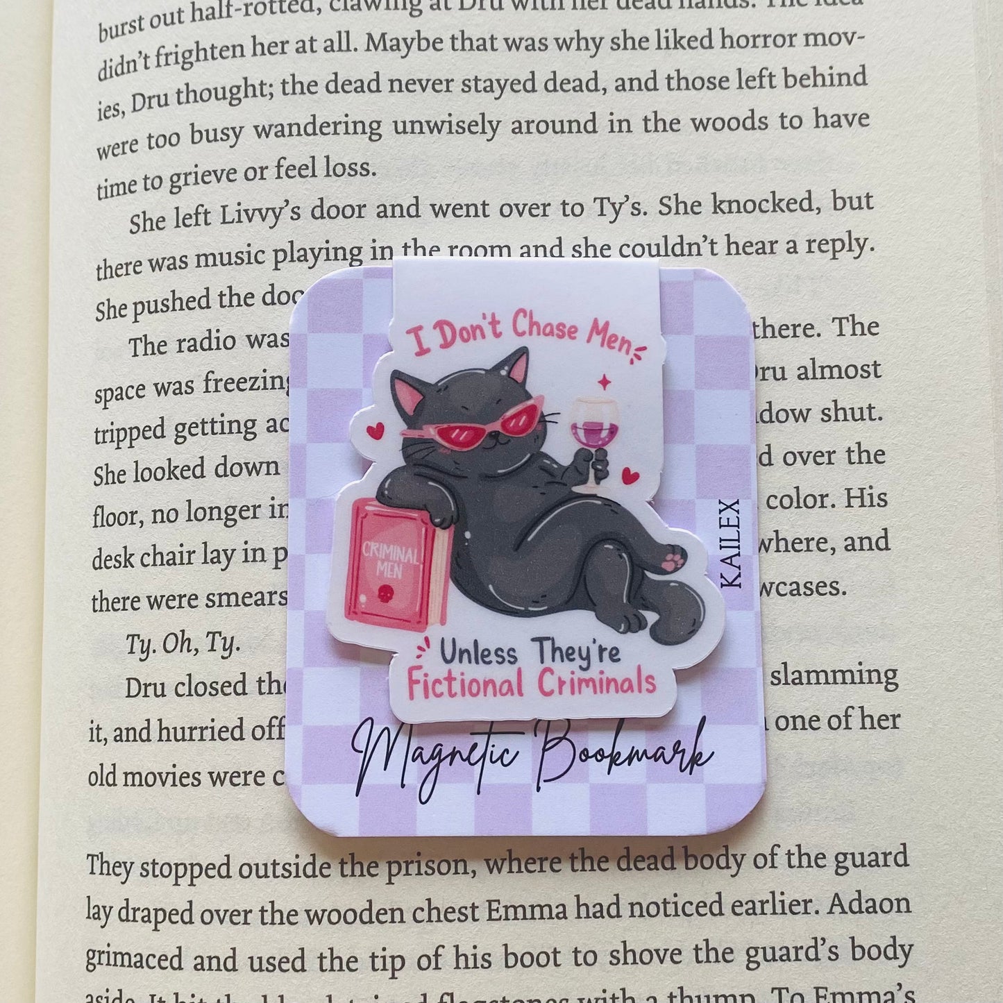 I don't chase men unless they're fictional criminals black cat Magnetic Bookmark