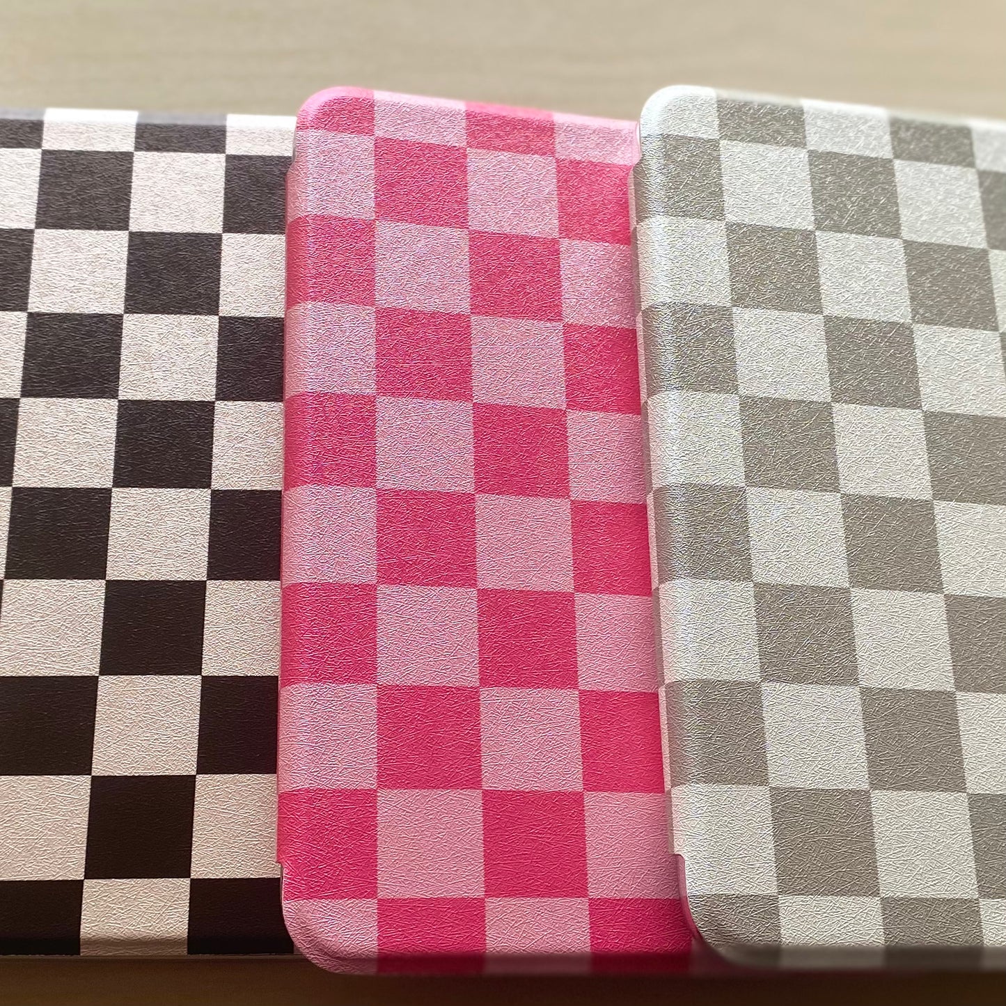 Checkered Kindle magnetic case with clear back, removable back with magnet ring and handle