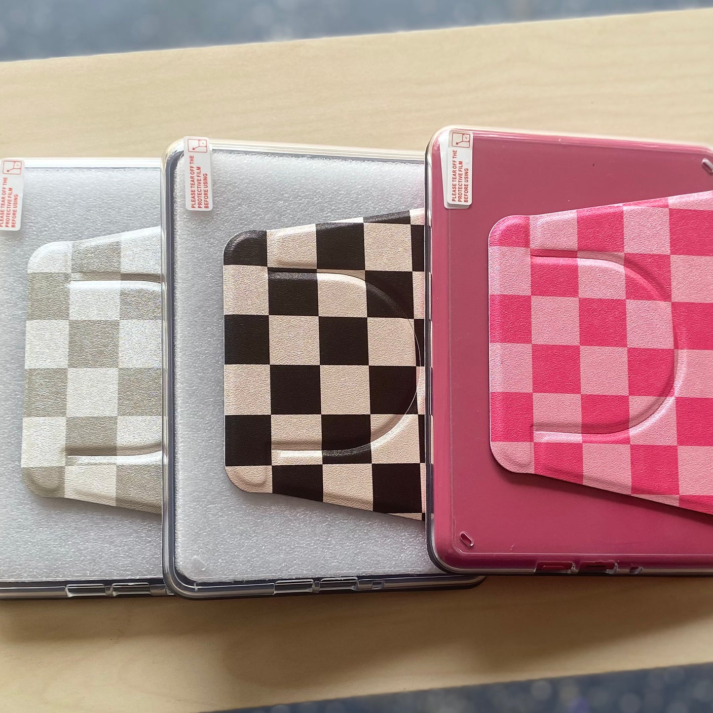 Checkered Kindle magnetic case with clear back, removable back with magnet ring and handle