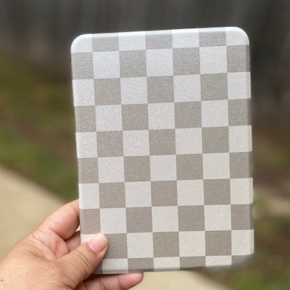 Checkered Kindle magnetic case with clear back, removable back with magnet ring and handle