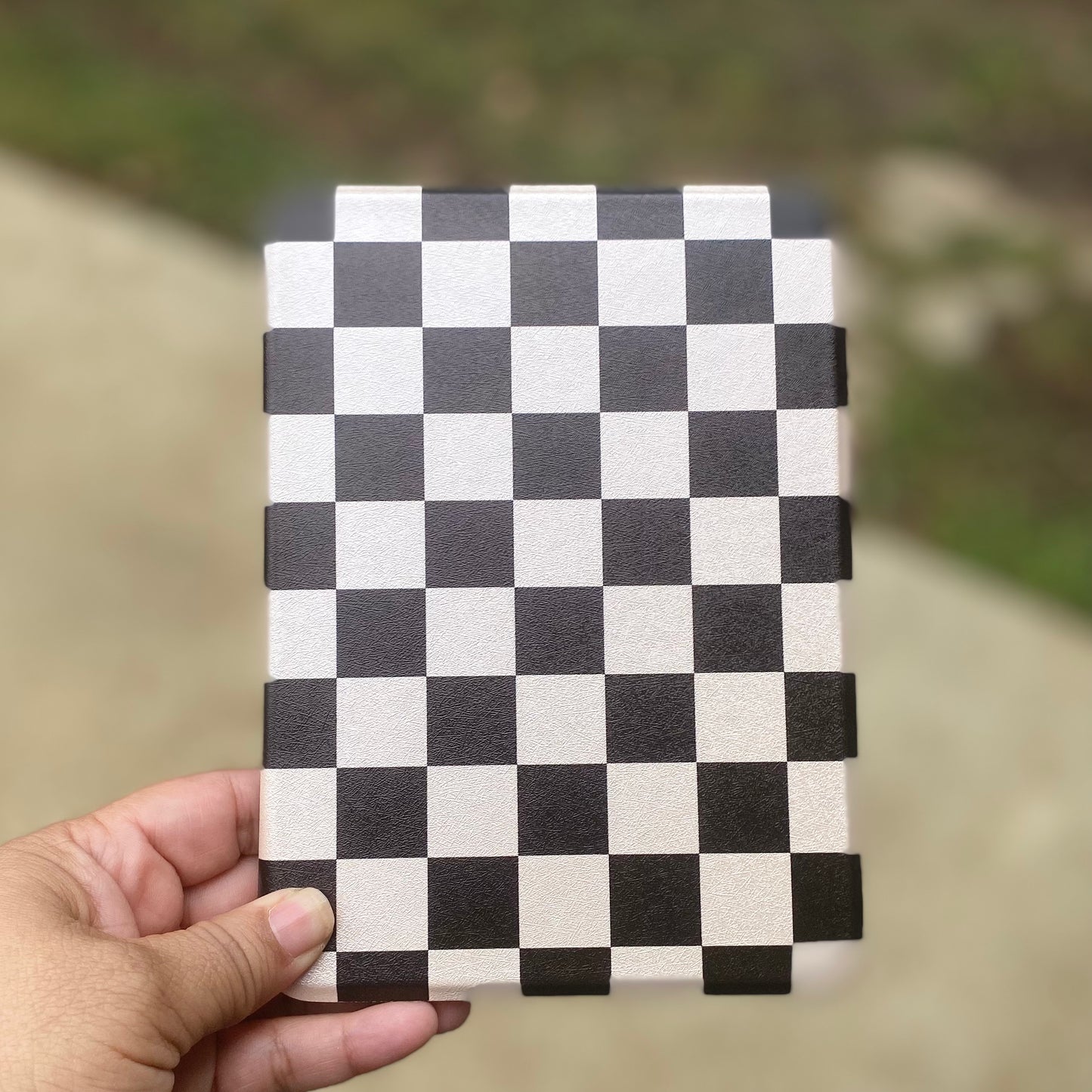 Checkered Kindle magnetic case with clear back, removable back with magnet ring and handle