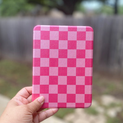 Checkered Kindle magnetic case with clear back, removable back with magnet ring and handle