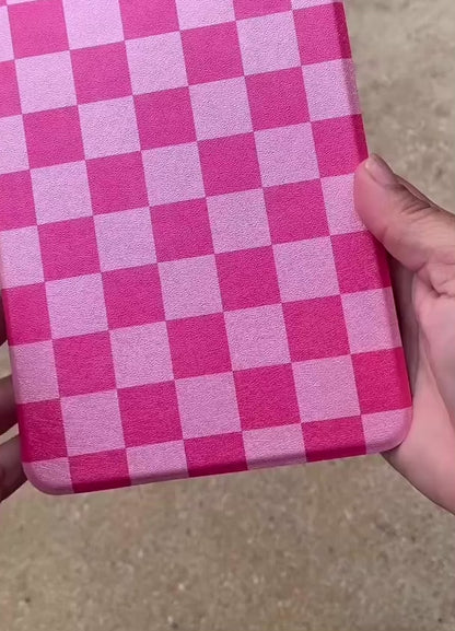 Checkered Kindle magnetic case with clear back, removable back with magnet ring and handle
